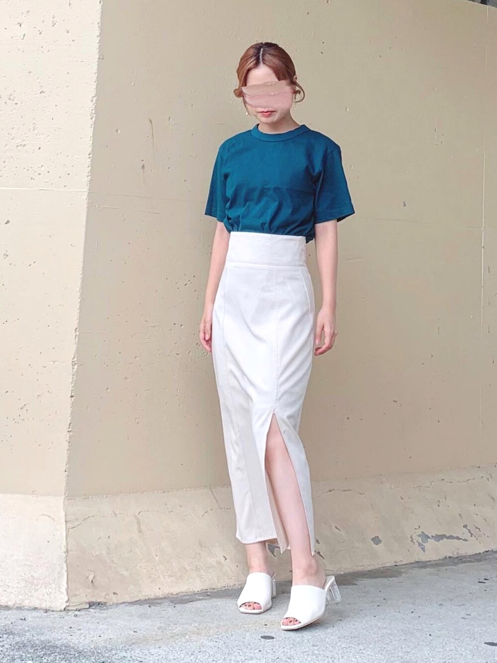グリーン系のTシャツ/カットソー、ホワイト系のスカート、ホワイト系のスカートを着用したレディースの夏コーディネートの3枚目の写真