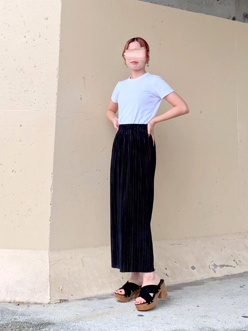 ホワイト系のTシャツ/カットソー、ホワイト系のTシャツ/カットソー、ブラック系のスカートを着用したレディースの秋コーディネートの3枚目の写真