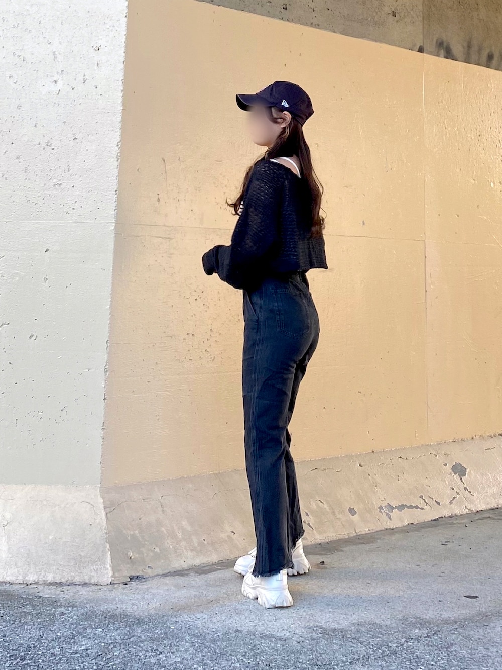 ブラック系のキャミソール、ブラック系のカーディガン/ボレロ、ブルー系のデニムパンツを着用したレディースの秋コーディネートの2枚目の写真