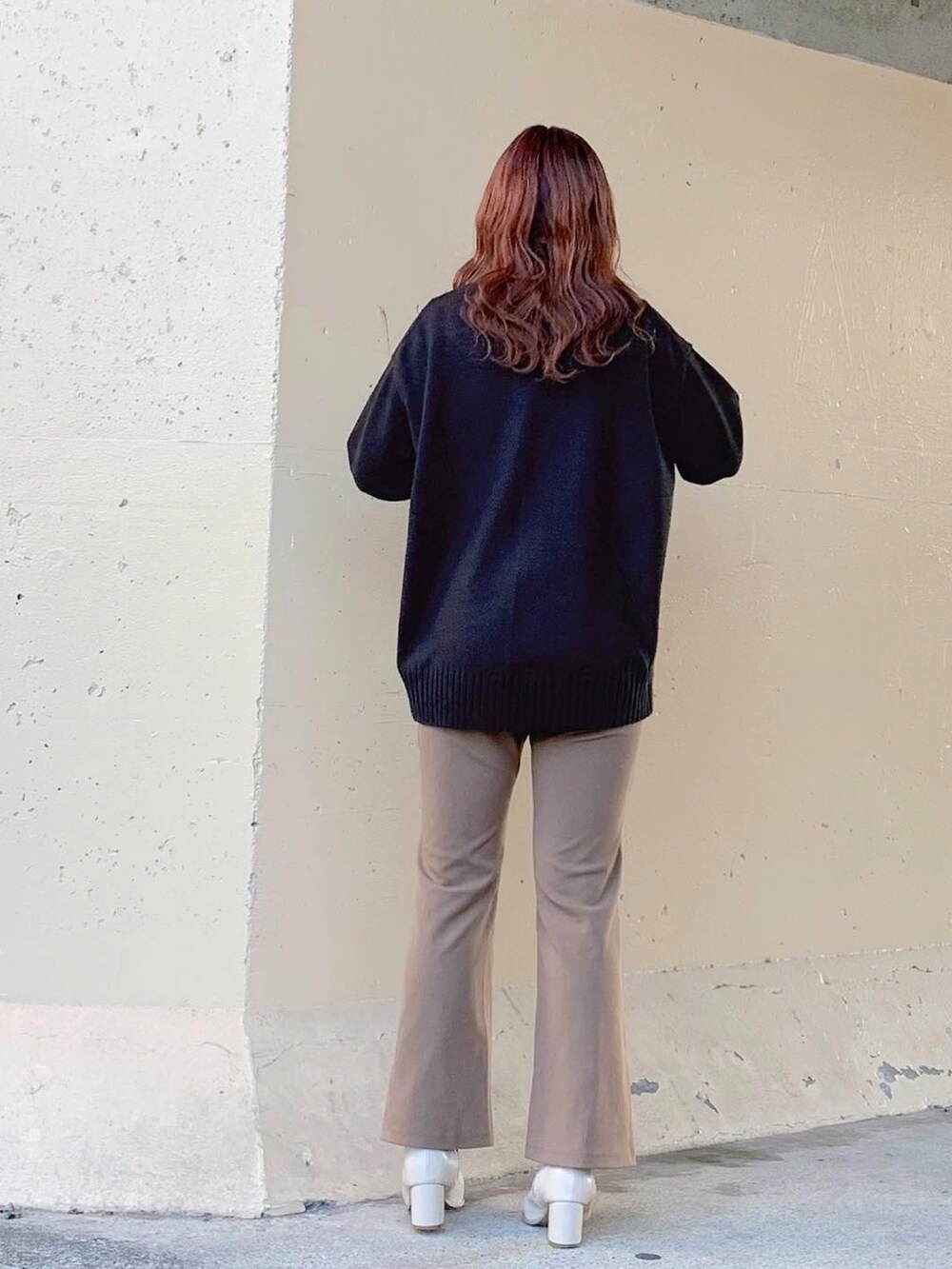 ベージュ系のノーカラーコート、ホワイト系のその他アウター、ベージュ系のその他パンツを着用したレディースの春コーディネートの5枚目の写真