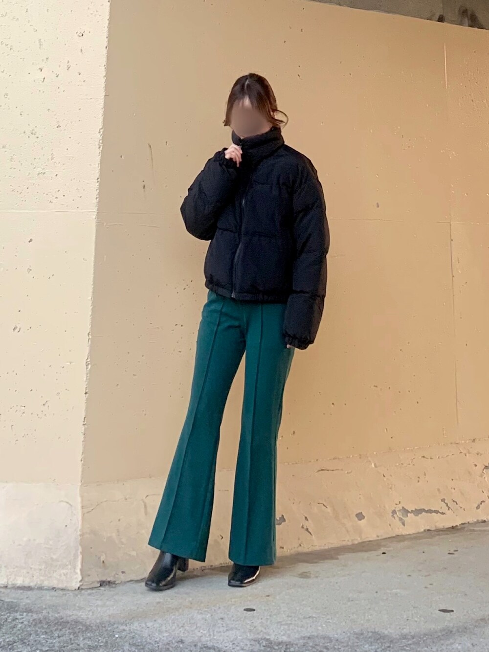 ブラック系のジャケット/アウター、ブラック系のダウンジャケット/コート、グリーン系のその他パンツを着用したレディースの冬コーディネートの3枚目の写真