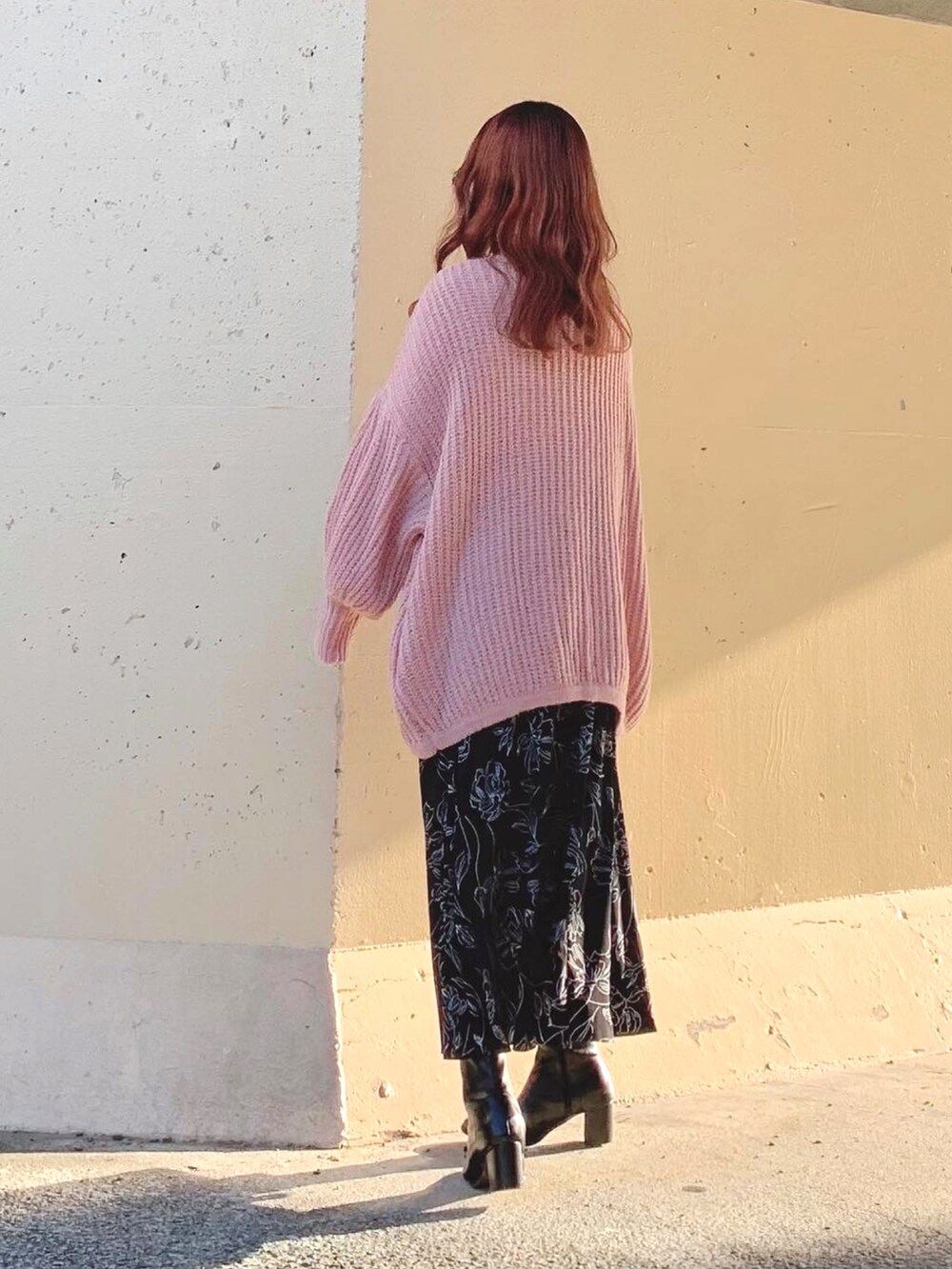 ホワイト系のニット/セーター、ピンク系のカーディガン/ボレロ、ピンク系のカーディガン/ボレロを着用したレディースの秋コーディネートの5枚目の写真