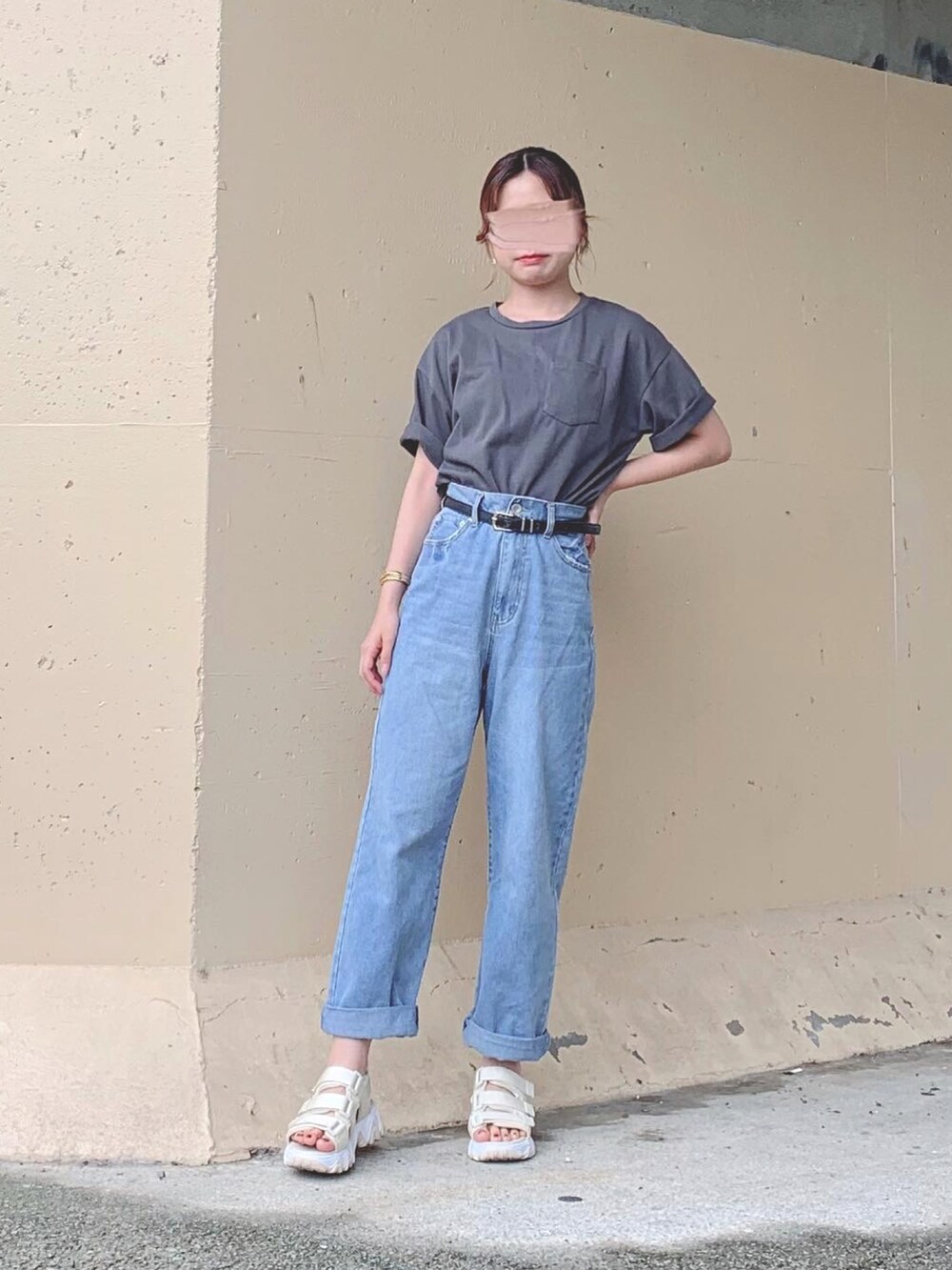 ブラック系のTシャツ/カットソー、グレー系のTシャツ/カットソー、ブルー系のデニムパンツを着用したレディースの夏コーディネートの2枚目の写真