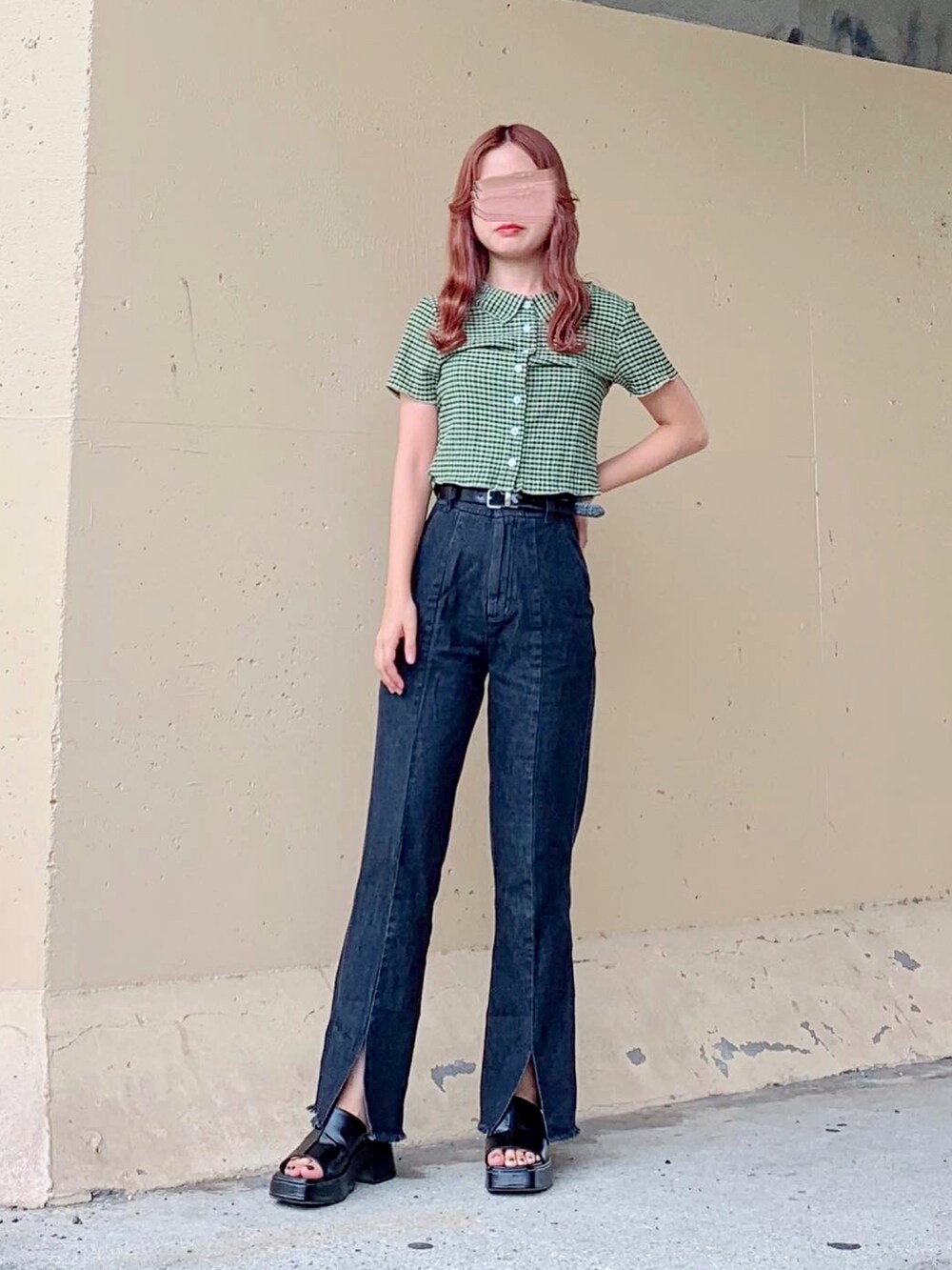 グリーン系のトップス、グリーン系のニット/セーター、ブラック系のデニムパンツを着用したレディースの夏コーディネートの4枚目の写真