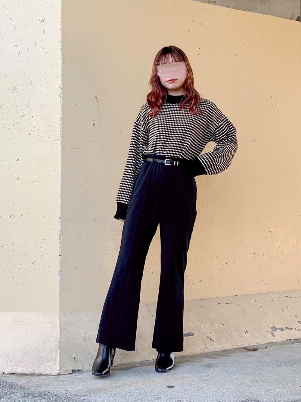 ブラック系のニット/セーター、ブラック系のニット/セーター、ブラック系のその他パンツを着用したレディースの春コーディネートの4枚目の写真