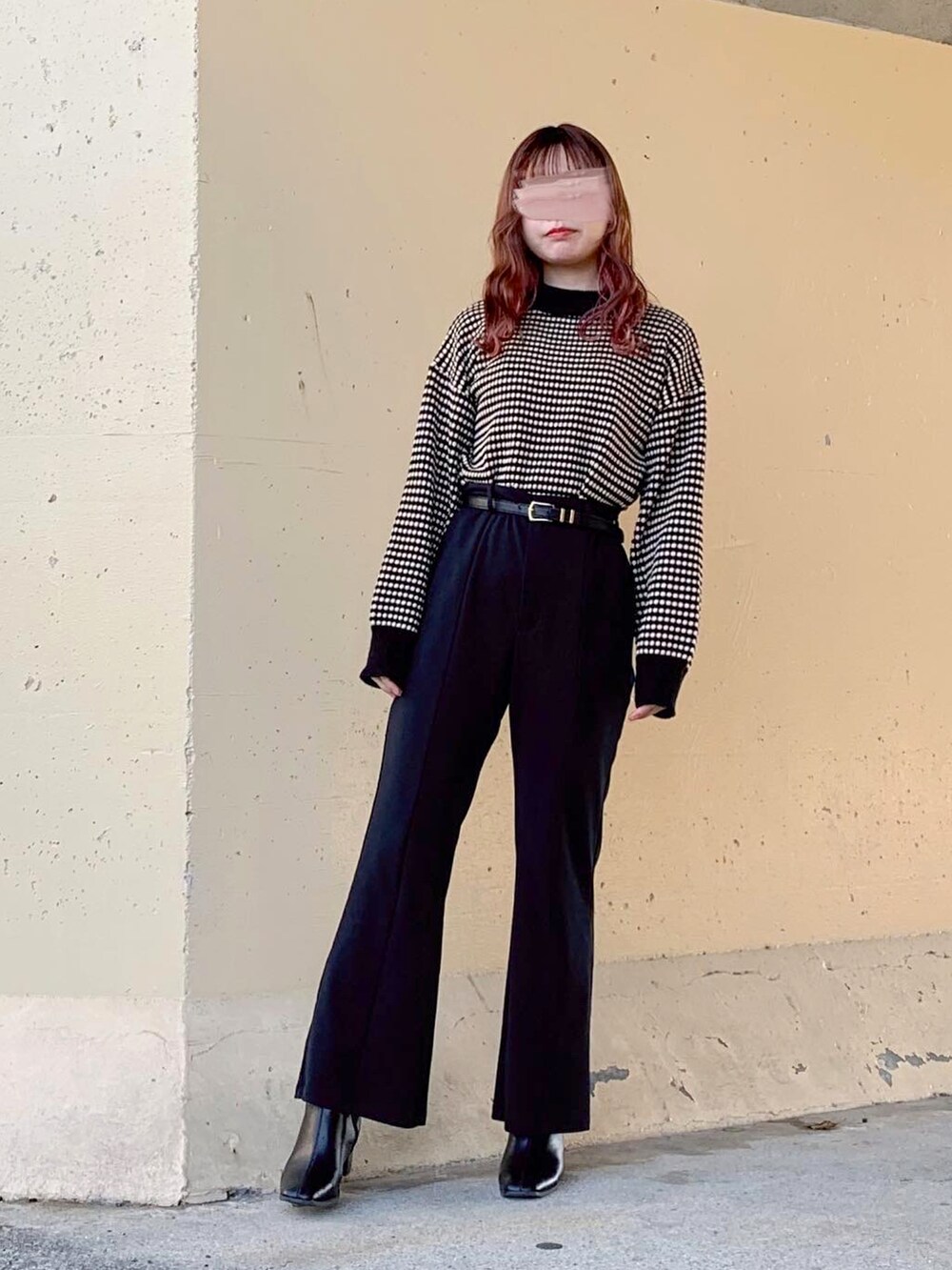 ブラック系のニット/セーター、ブラック系のニット/セーター、ブラック系のその他パンツを着用したレディースの春コーディネートの3枚目の写真