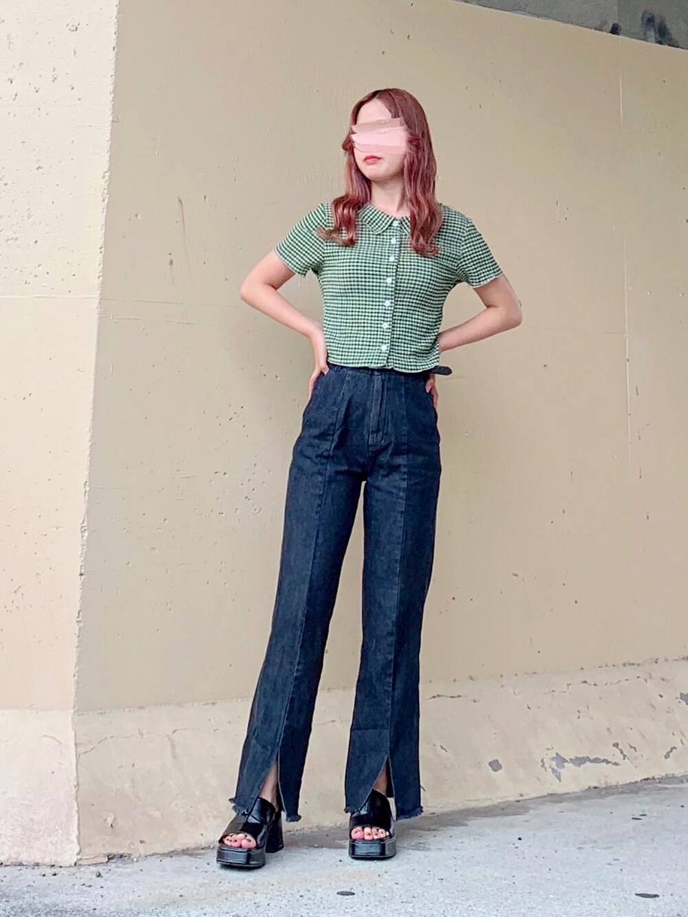 グリーン系のトップス、グリーン系のニット/セーター、ブラック系のデニムパンツを着用したレディースの夏コーディネートの3枚目の写真