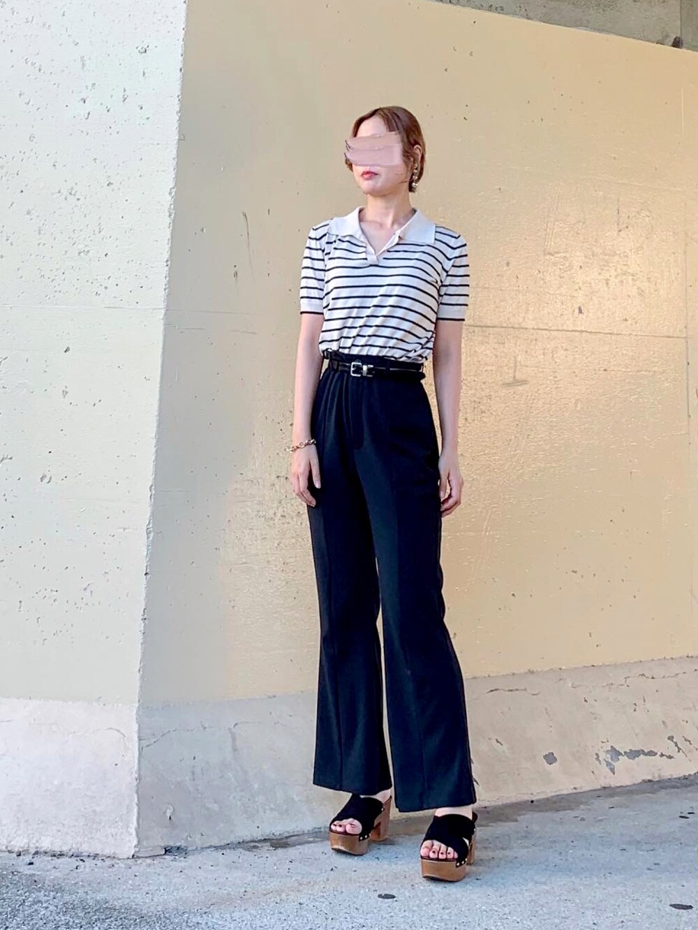 ホワイト系のトップス、ブラック系のその他パンツ、ブラック系のスラックスを着用したレディースの夏コーディネートの3枚目の写真