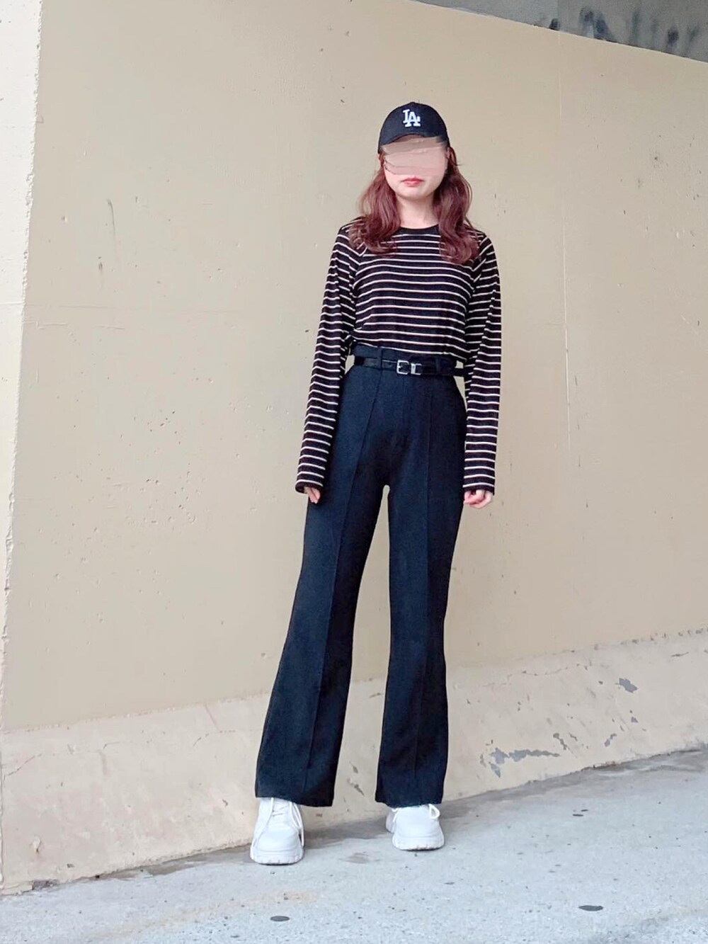 ブラック系のTシャツ/カットソー、ブラック系のその他パンツ、ブラック系のその他パンツを着用したレディースの秋コーディネートの2枚目の写真