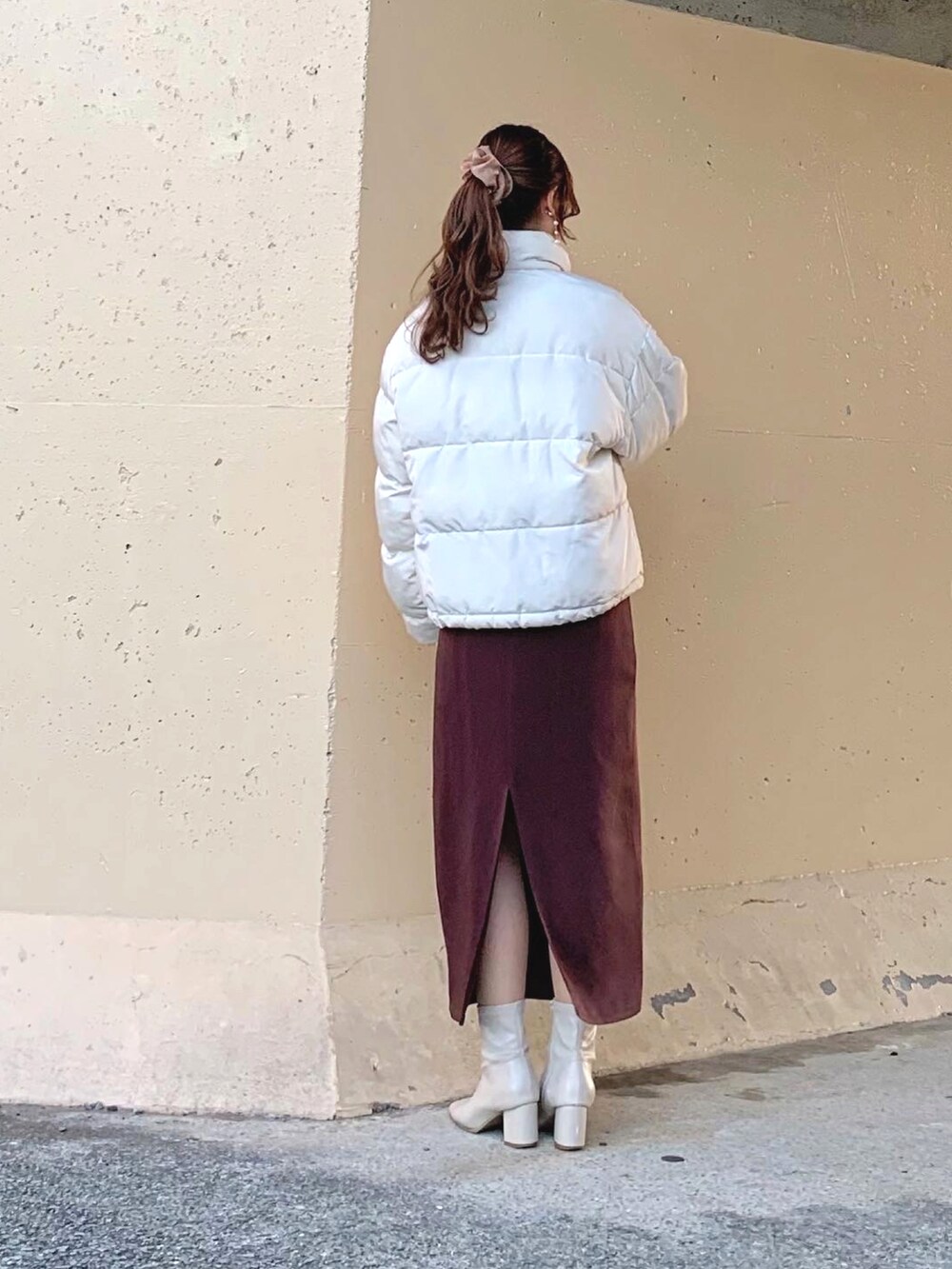 ホワイト系のダウンジャケット/コート、ホワイト系のその他アウター、ピンク系のニット/セーターを着用したレディースの冬コーディネートの3枚目の写真