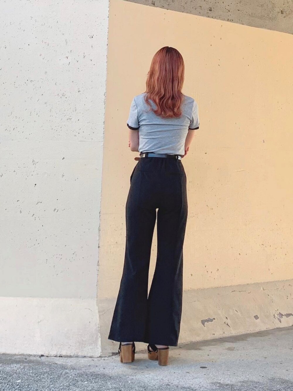 ホワイト系のニット/セーター、グレー系のトップス、ブラック系のその他パンツを着用したレディースの秋コーディネートの4枚目の写真