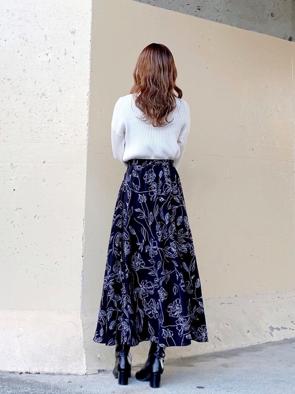 ホワイト系のニット/セーター、ブルー系のチェスターコート、ブルー系のその他アウターを着用したレディースの冬コーディネートの5枚目の写真