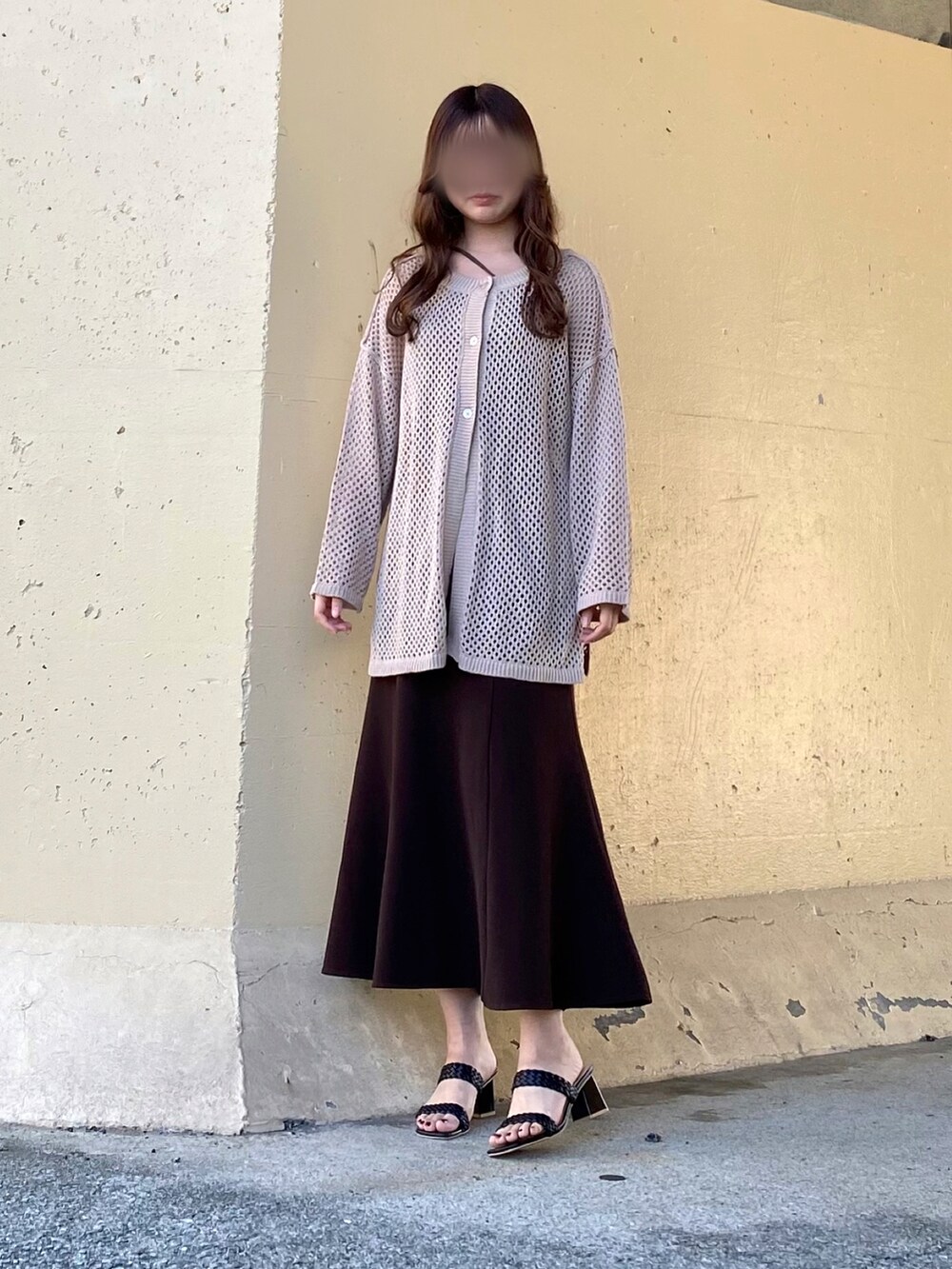 ホワイト系のカーディガン/ボレロ、ブラウン系のキャミソール、ブラウン系のスカートを着用したレディースの夏コーディネートの2枚目の写真