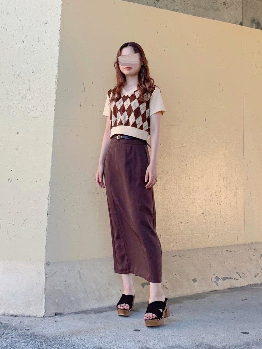 ブラウン系のトップス、ブラウン系のスカート、ブラウン系のスカートを着用したレディースの夏コーディネートの2枚目の写真