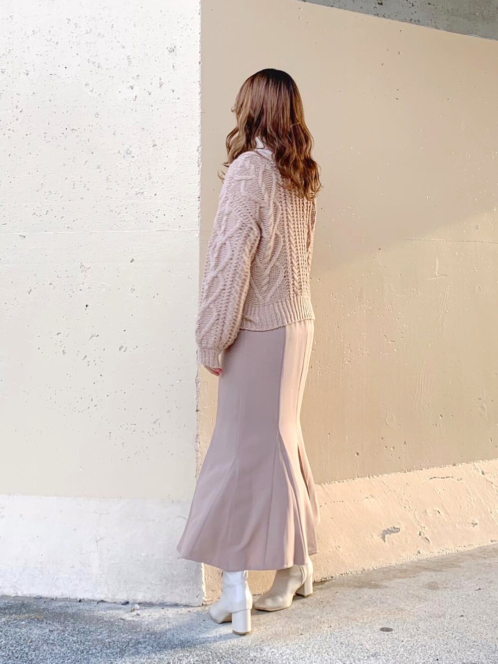 ベージュ系のカーディガン/ボレロ、ベージュ系のカーディガン/ボレロ、ホワイト系のニット/セーターを着用したレディースの冬コーディネートの4枚目の写真