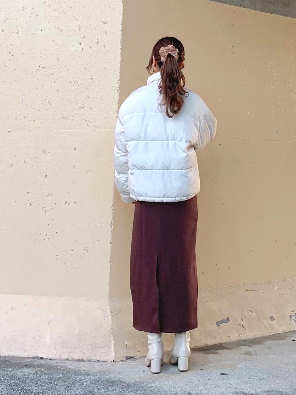 ホワイト系のダウンジャケット/コート、ホワイト系のその他アウター、ピンク系のニット/セーターを着用したレディースの冬コーディネートの4枚目の写真