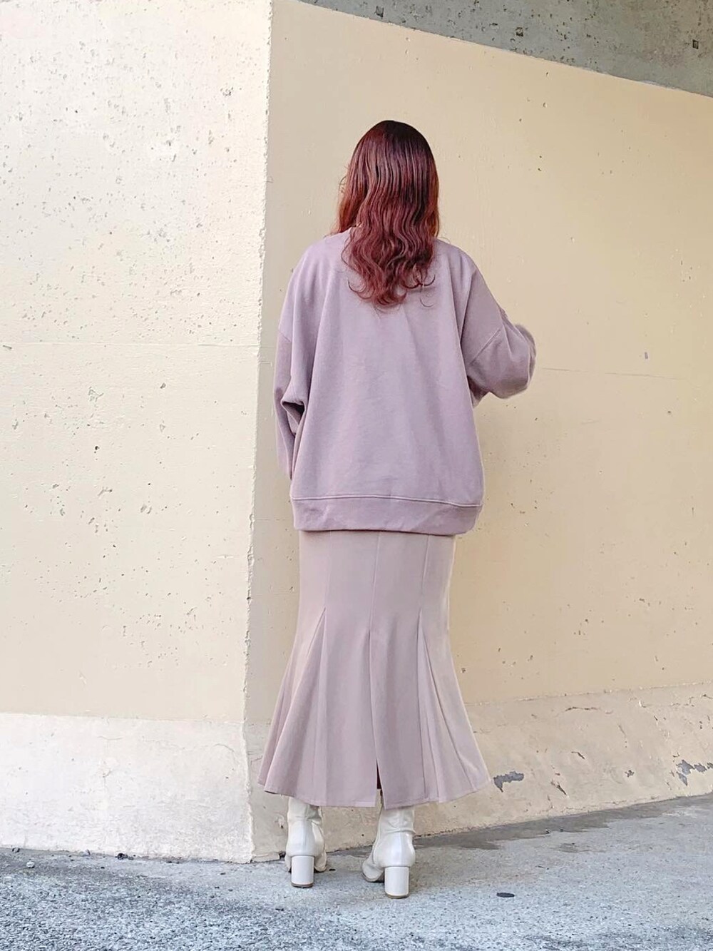 ブラウン系のスウェット、ブラウン系のスウェット、ホワイト系のニット/セーターを着用したレディースの春コーディネートの5枚目の写真