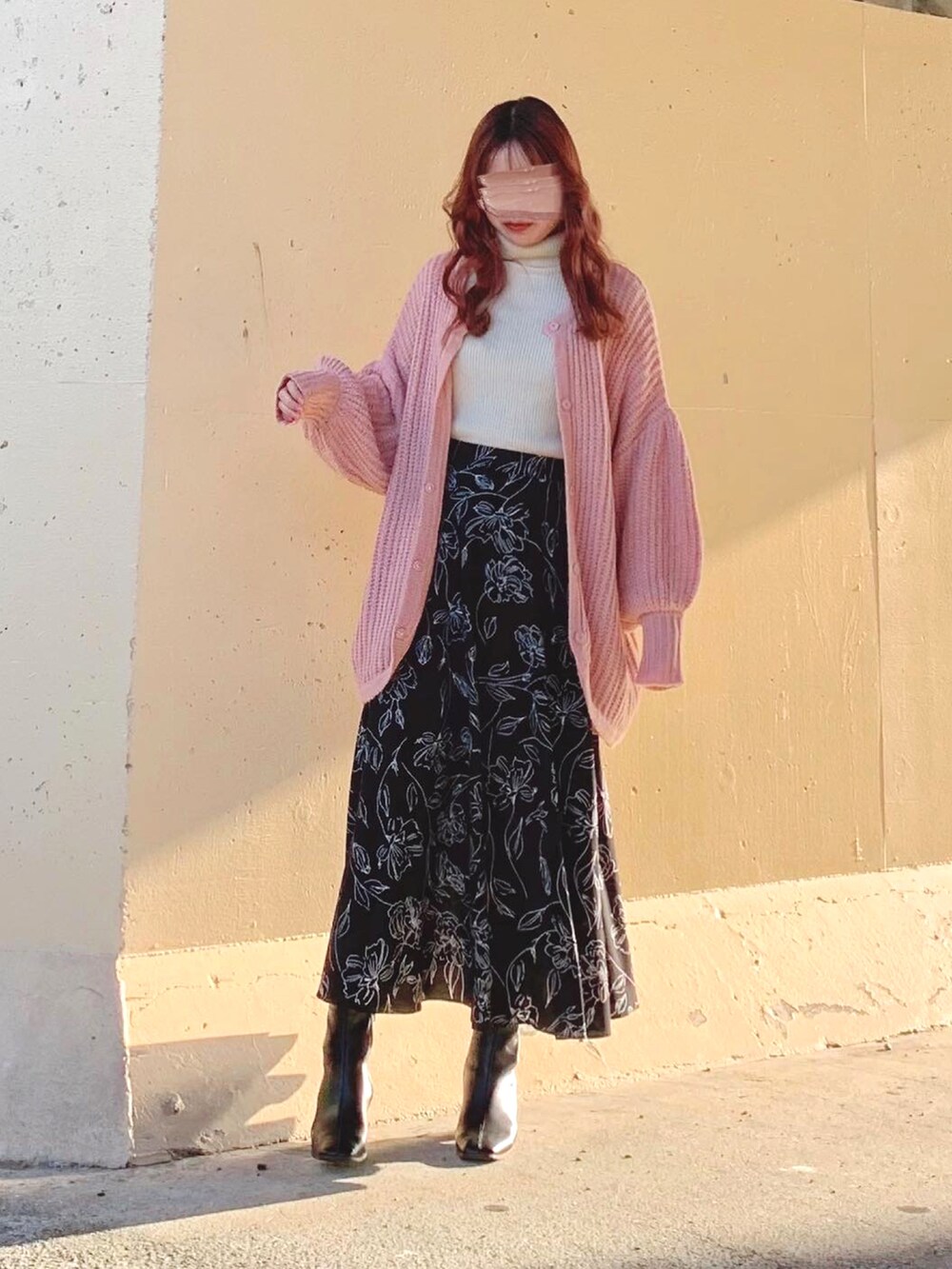 ホワイト系のニット/セーター、ピンク系のカーディガン/ボレロ、ピンク系のカーディガン/ボレロを着用したレディースの秋コーディネートの3枚目の写真