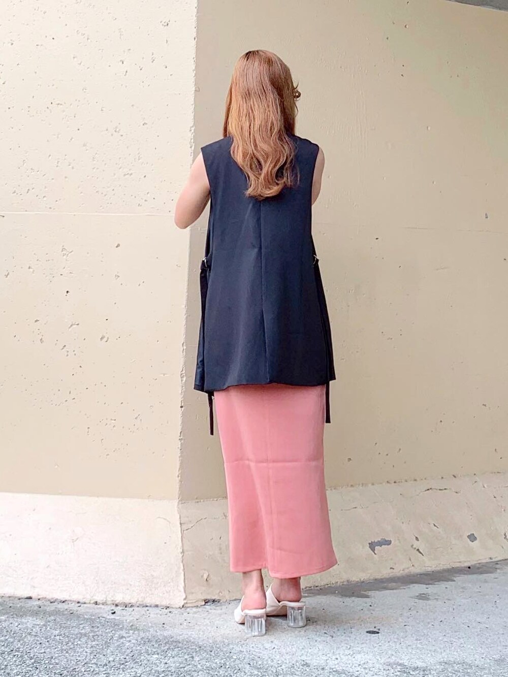 ブラック系のタンクトップ、オレンジ系のスカート、オレンジ系のスカートを着用したレディースの夏コーディネートの3枚目の写真