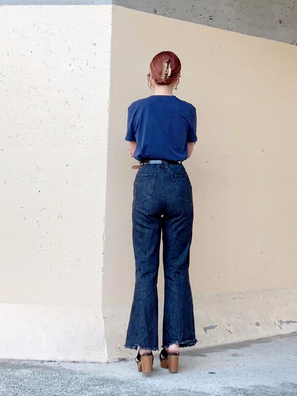 ブルー系のTシャツ/カットソー、ブラック系のデニムパンツ、ブラック系のサンダルを着用したレディースの秋コーディネートの5枚目の写真