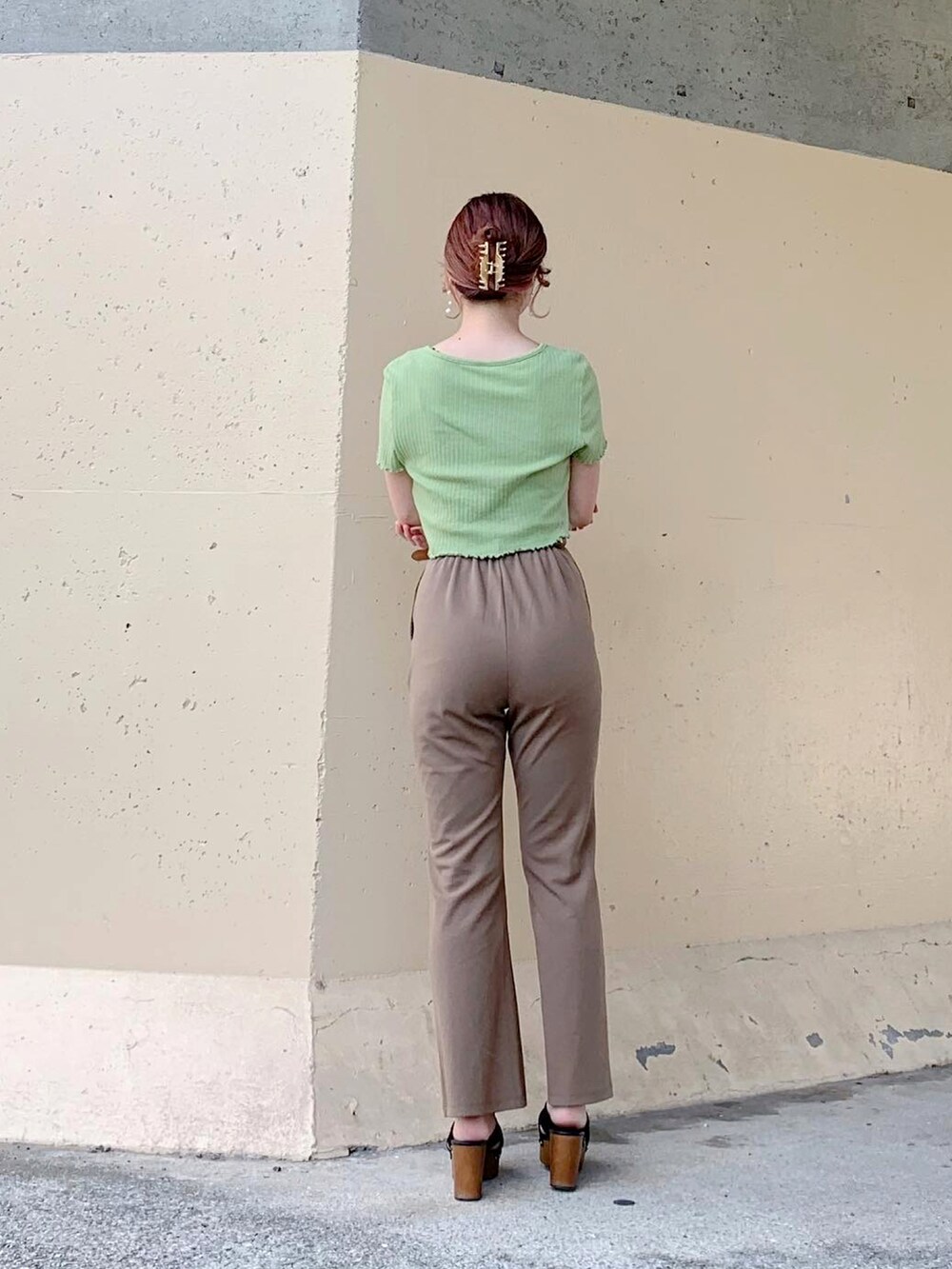 グリーン系のトップス、ベージュ系のその他パンツ、ブラック系のパンツを着用したレディースの夏コーディネートの5枚目の写真