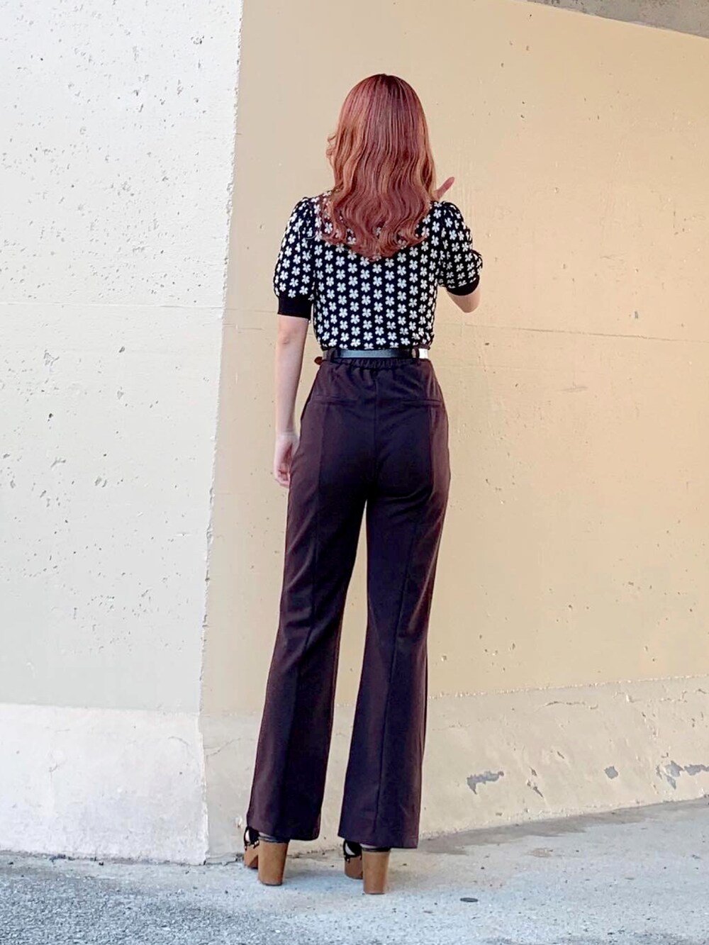 ブラック系のトップス、ブラック系のTシャツ/カットソー、ブラウン系のその他パンツを着用したレディースの秋コーディネートの4枚目の写真