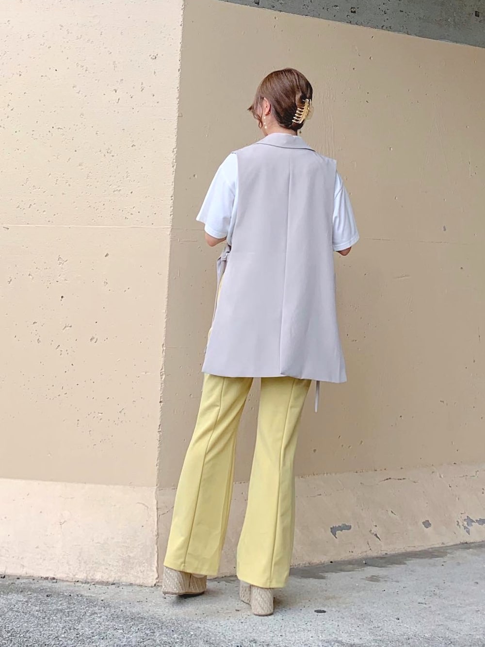 ベージュ系のベスト、ホワイト系のベスト、ホワイト系のTシャツ/カットソーを着用したレディースの夏コーディネートの4枚目の写真