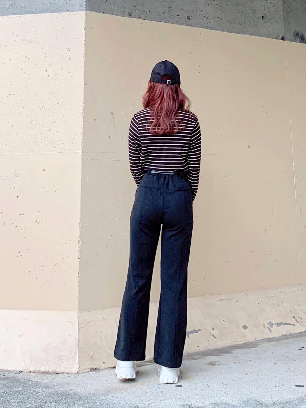 ブラック系のTシャツ/カットソー、ブラック系のその他パンツ、ブラック系のその他パンツを着用したレディースの秋コーディネートの5枚目の写真