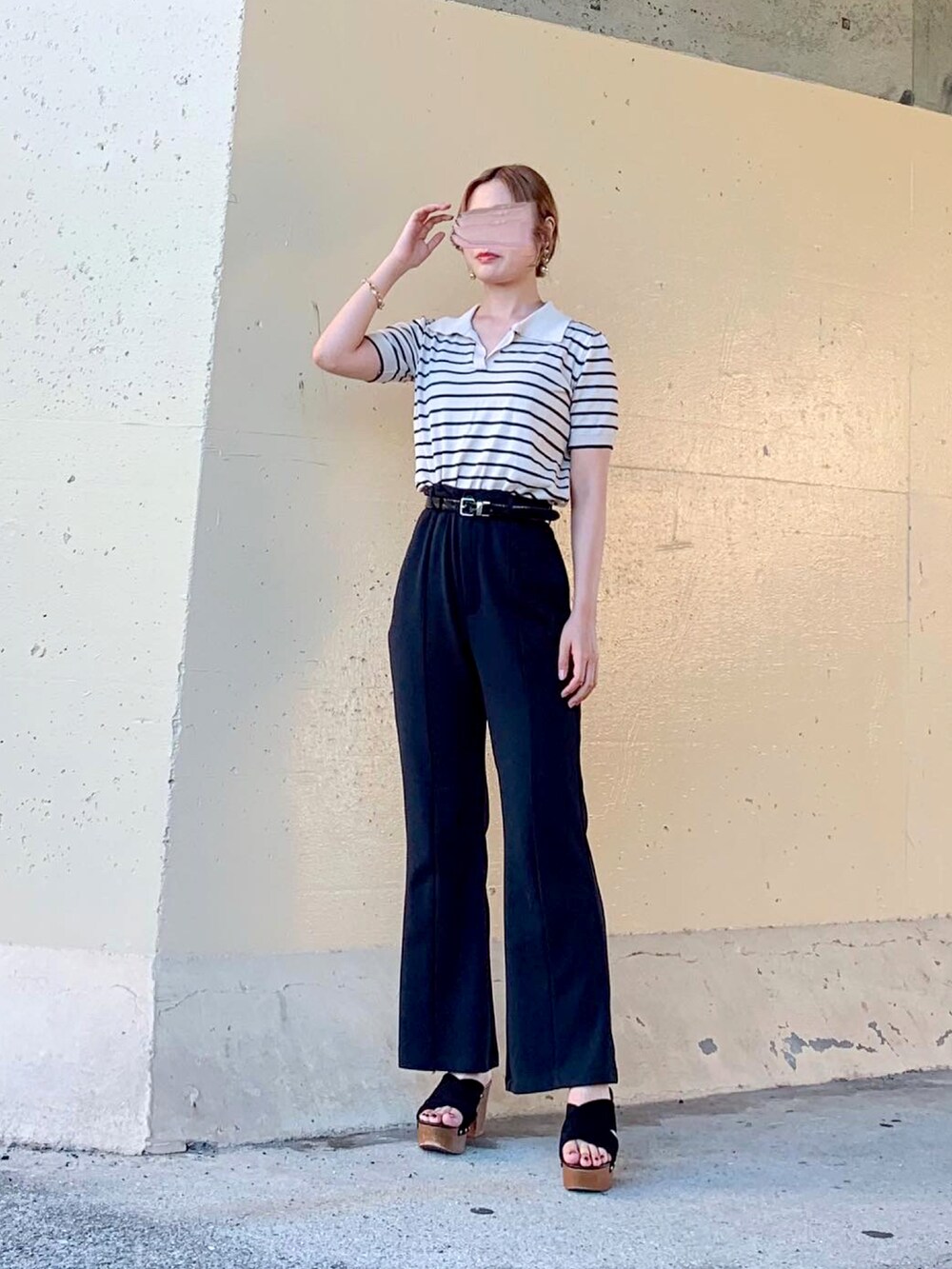 ホワイト系のトップス、ブラック系のその他パンツ、ブラック系のスラックスを着用したレディースの夏コーディネートの2枚目の写真