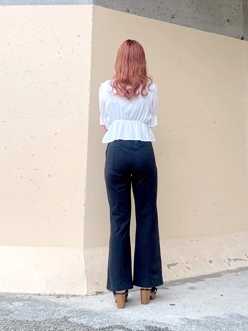 ホワイト系のシャツ/ブラウス、ブラック系のその他パンツ、ホワイト系のシャツ/ブラウスを着用したレディースの秋コーディネートの5枚目の写真