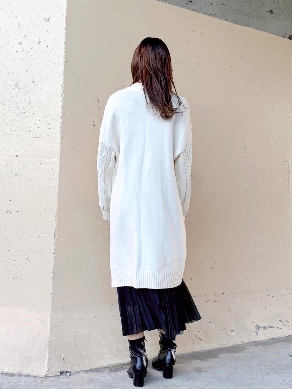 ホワイト系のニット/セーター、ホワイト系のワンピース、ベージュ系のその他アウターを着用したレディースの冬コーディネートの5枚目の写真