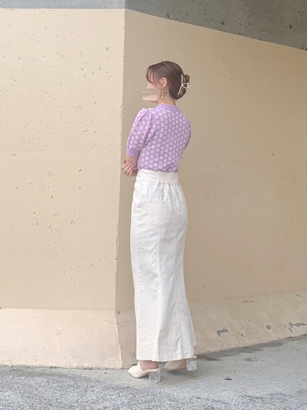 パープル系のトップス、ホワイト系のスカート、ホワイト系のスカートを着用したレディースの夏コーディネートの3枚目の写真