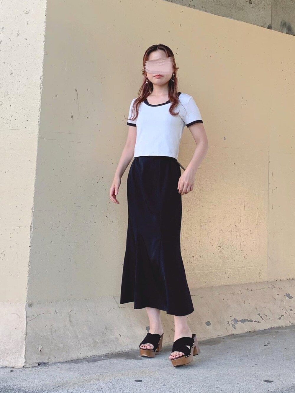 ホワイト系のトップス、ホワイト系のTシャツ/カットソー、ブラック系のスカートを着用したレディースの夏コーディネートの3枚目の写真