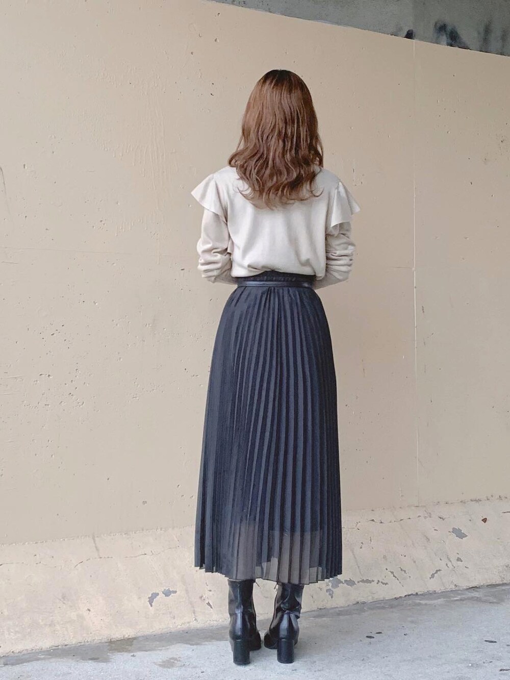 ホワイト系のニット/セーター、ベージュ系のニット/セーター、ベージュ系のニット/セーターを着用したレディースの秋コーディネートの3枚目の写真