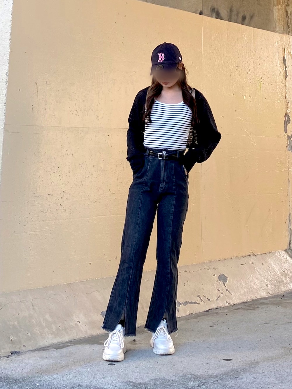 ブラック系のキャミソール、ブラック系のカーディガン/ボレロ、ブルー系のデニムパンツを着用したレディースの秋コーディネートの3枚目の写真