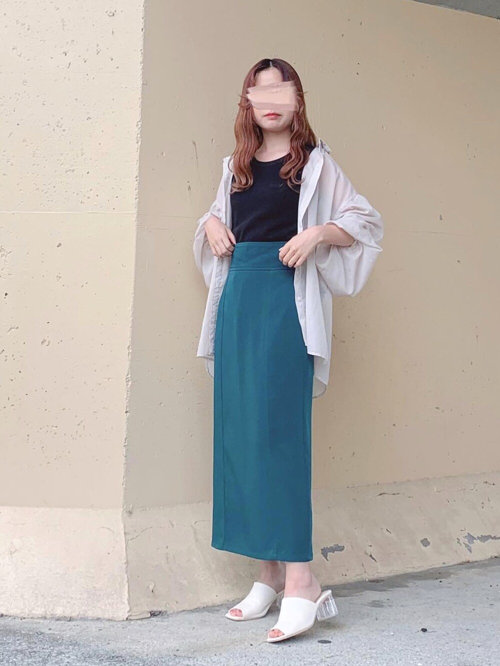 ブラック系のトップス、グレー系のシャツ/ブラウス、グレー系のシャツ/ブラウスを着用したレディースの夏コーディネートの2枚目の写真