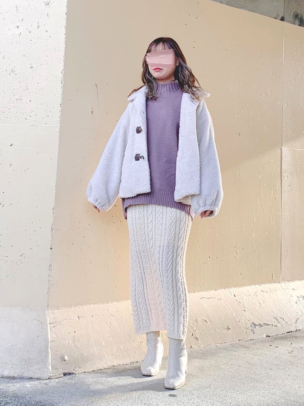 ホワイト系のブルゾン、ベージュ系のダッフルコート、パープル系のニット/セーターを着用したレディースの冬コーディネートの2枚目の写真