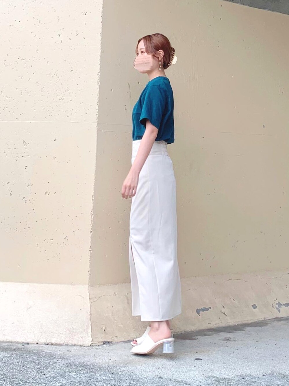 グリーン系のTシャツ/カットソー、ホワイト系のスカート、ホワイト系のスカートを着用したレディースの夏コーディネートの4枚目の写真