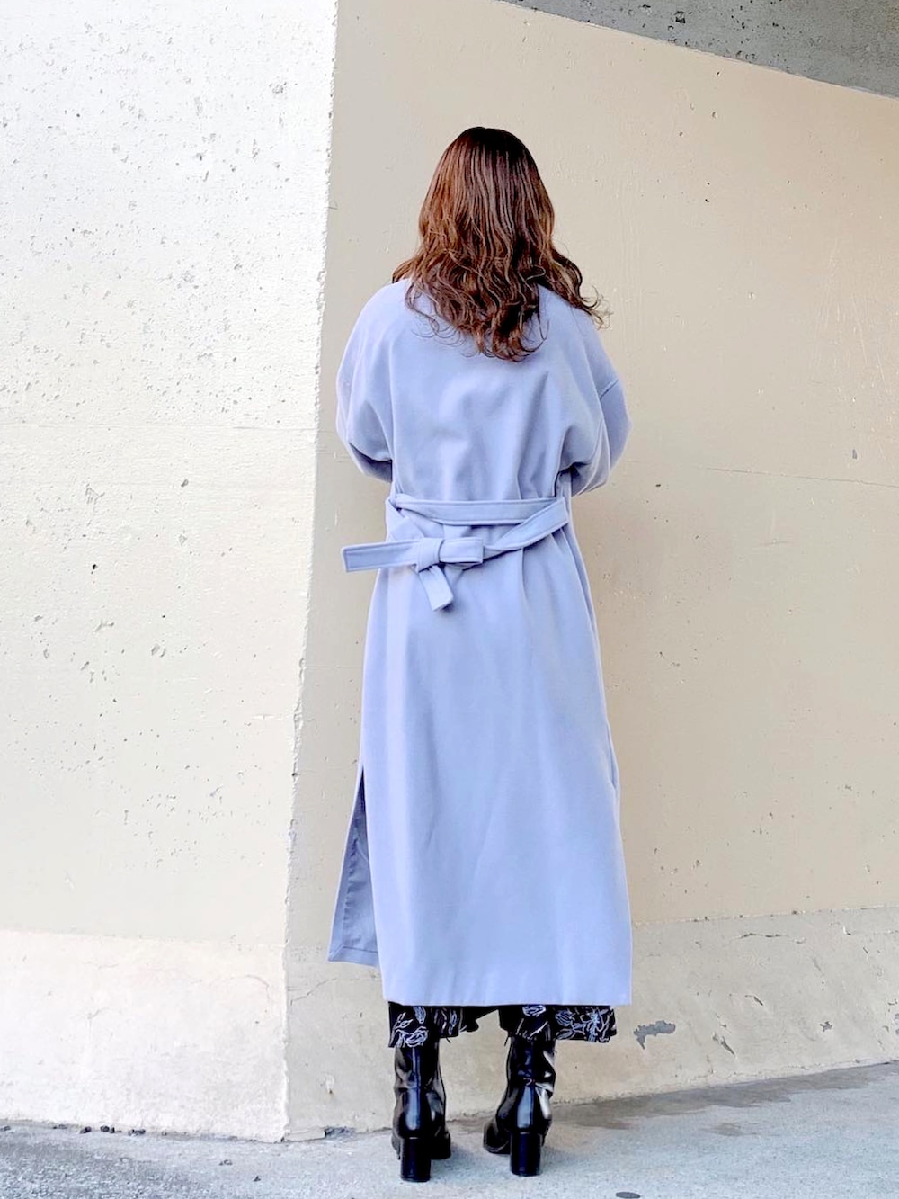 ホワイト系のニット/セーター、ブルー系のチェスターコート、ブルー系のその他アウターを着用したレディースの冬コーディネートの3枚目の写真