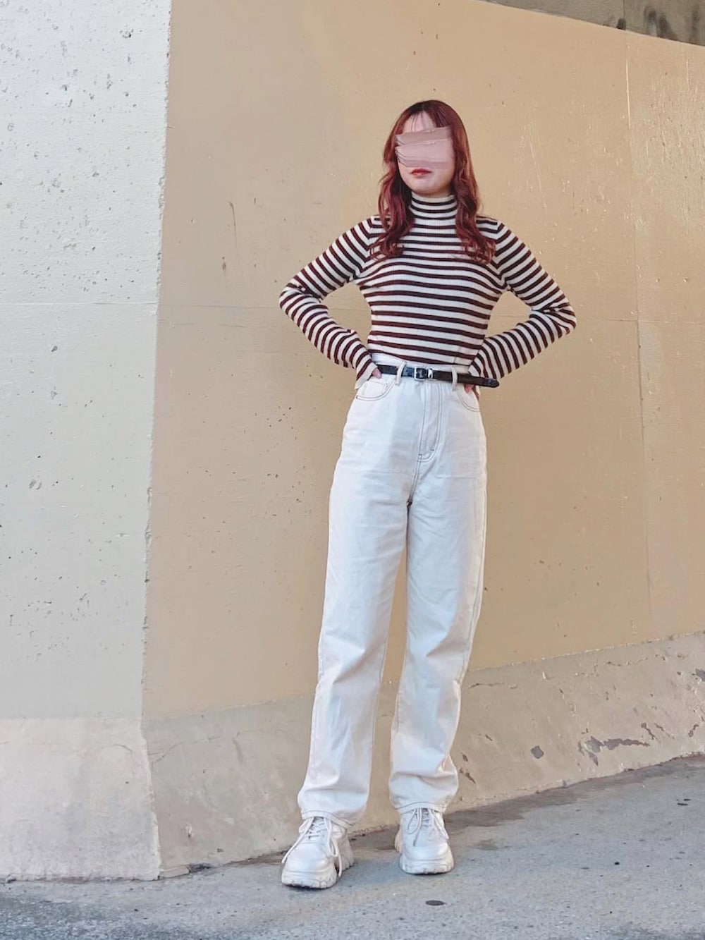 ブラウン系のトップス、ホワイト系のその他パンツ、ホワイト系のその他パンツを着用したレディースの秋コーディネートの4枚目の写真