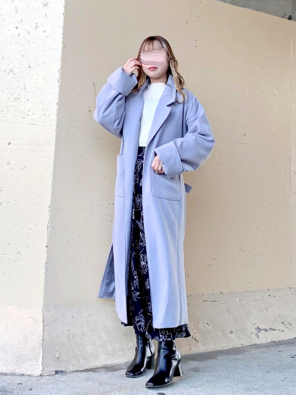 ホワイト系のニット/セーター、ブルー系のチェスターコート、ブルー系のその他アウターを着用したレディースの冬コーディネートの2枚目の写真