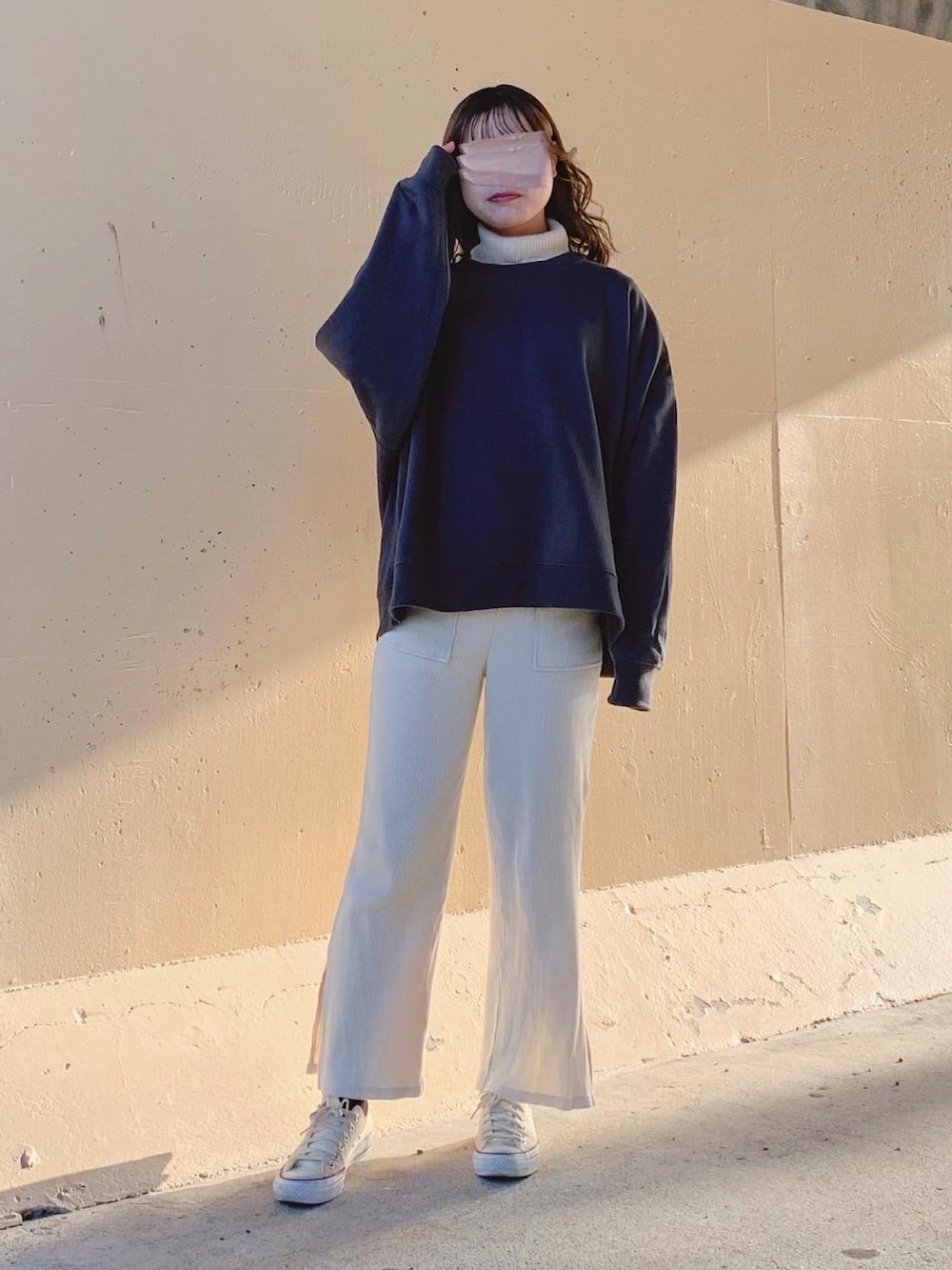 ブラック系のTシャツ/カットソー、ブラック系のスウェット、ベージュ系のその他パンツを着用したレディースの秋コーディネートの3枚目の写真