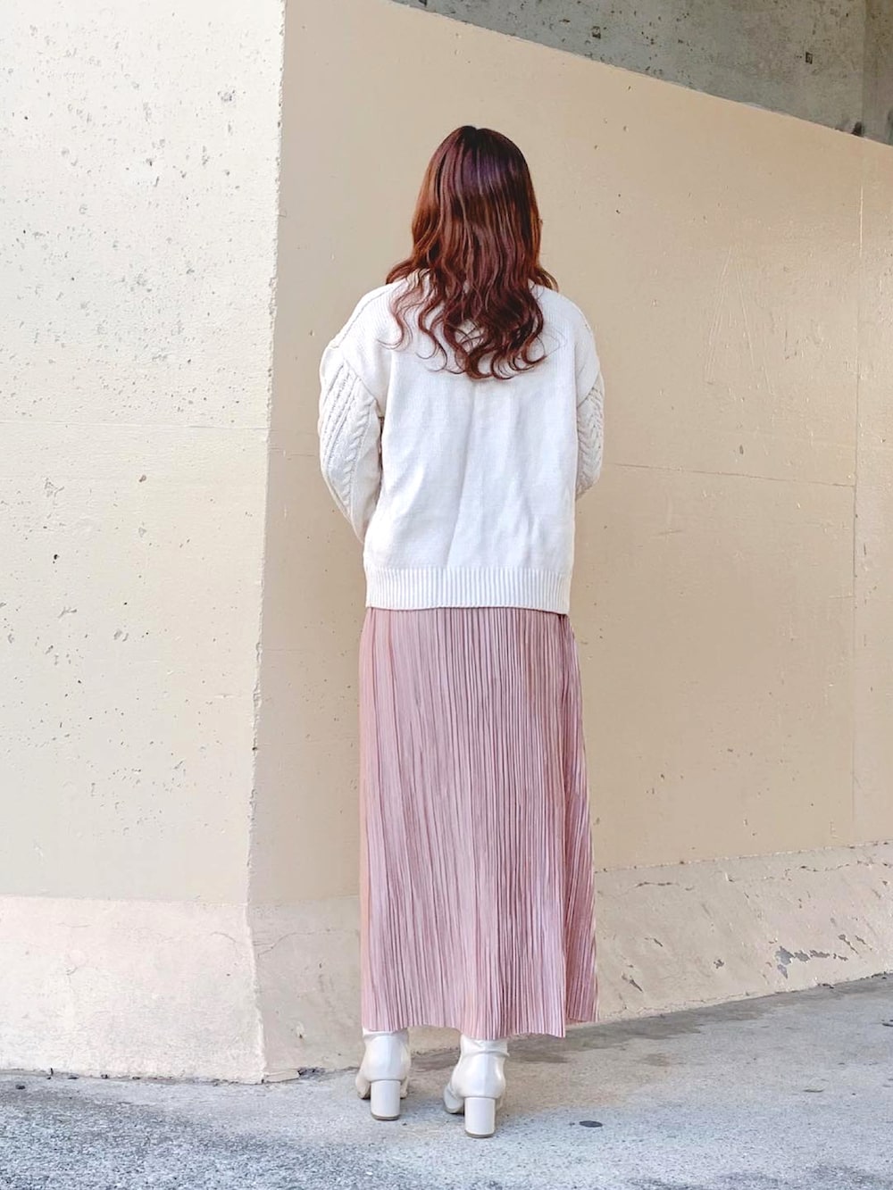 ホワイト系のニット/セーター、ホワイト系のニット/セーター、ピンク系のニット/セーターを着用したレディースの春コーディネートの4枚目の写真