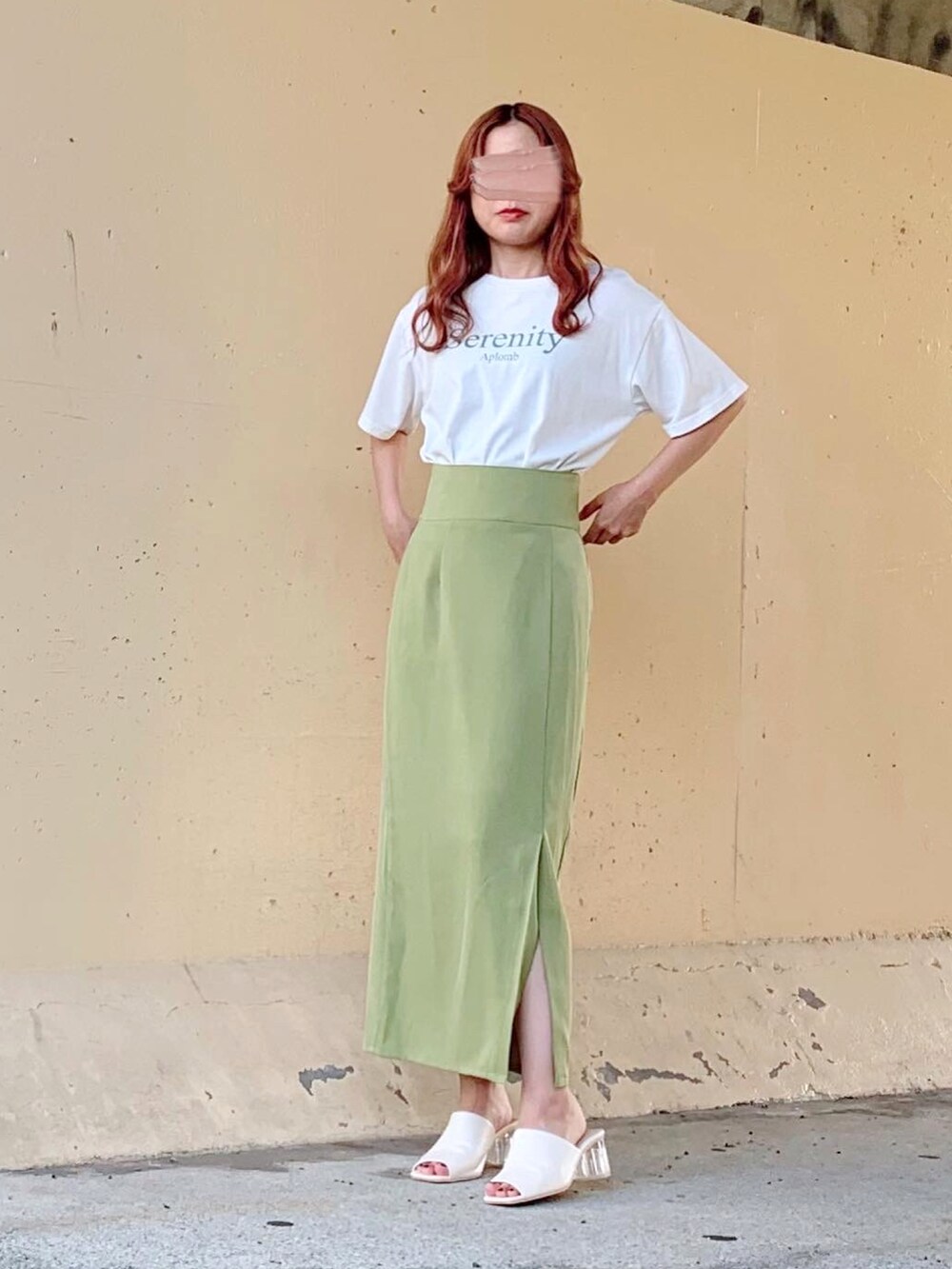 ホワイト系のTシャツ/カットソー、グリーン系のスカート、グリーン系のスカートを着用したレディースの夏コーディネートの3枚目の写真