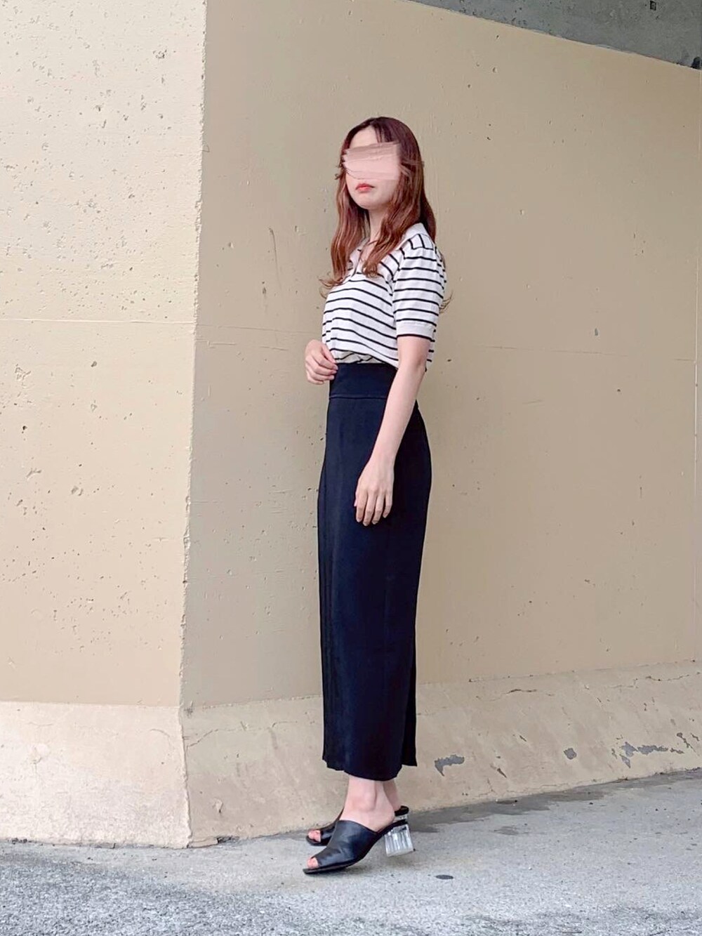 ホワイト系のトップス、ブラック系のスカート、ホワイト系のスカートを着用したレディースの夏コーディネートの3枚目の写真