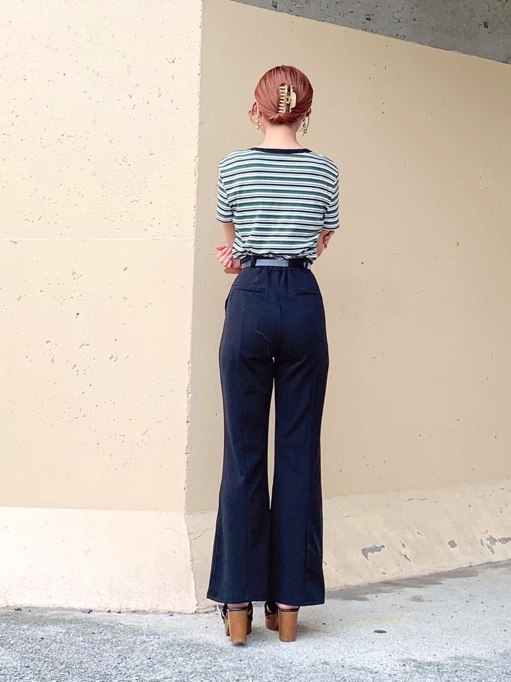 グリーン系のトップス、ブラック系のその他パンツ、ブラック系のその他パンツを着用したレディースの夏コーディネートの4枚目の写真