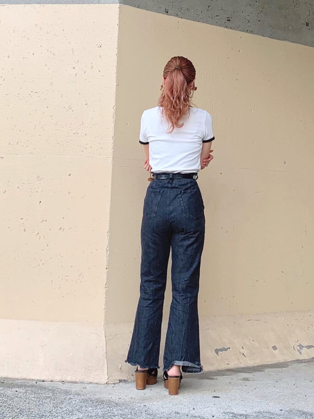 ホワイト系のトップス、ホワイト系のTシャツ/カットソー、ブラック系のデニムパンツを着用したレディースの夏コーディネートの4枚目の写真