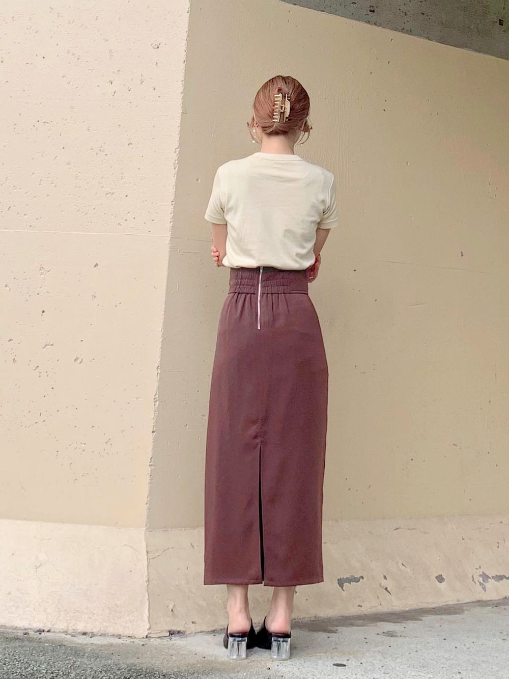 ベージュ系のTシャツ/カットソー、ベージュ系のTシャツ/カットソー、ブラウン系のスカートを着用したレディースの秋コーディネートの5枚目の写真