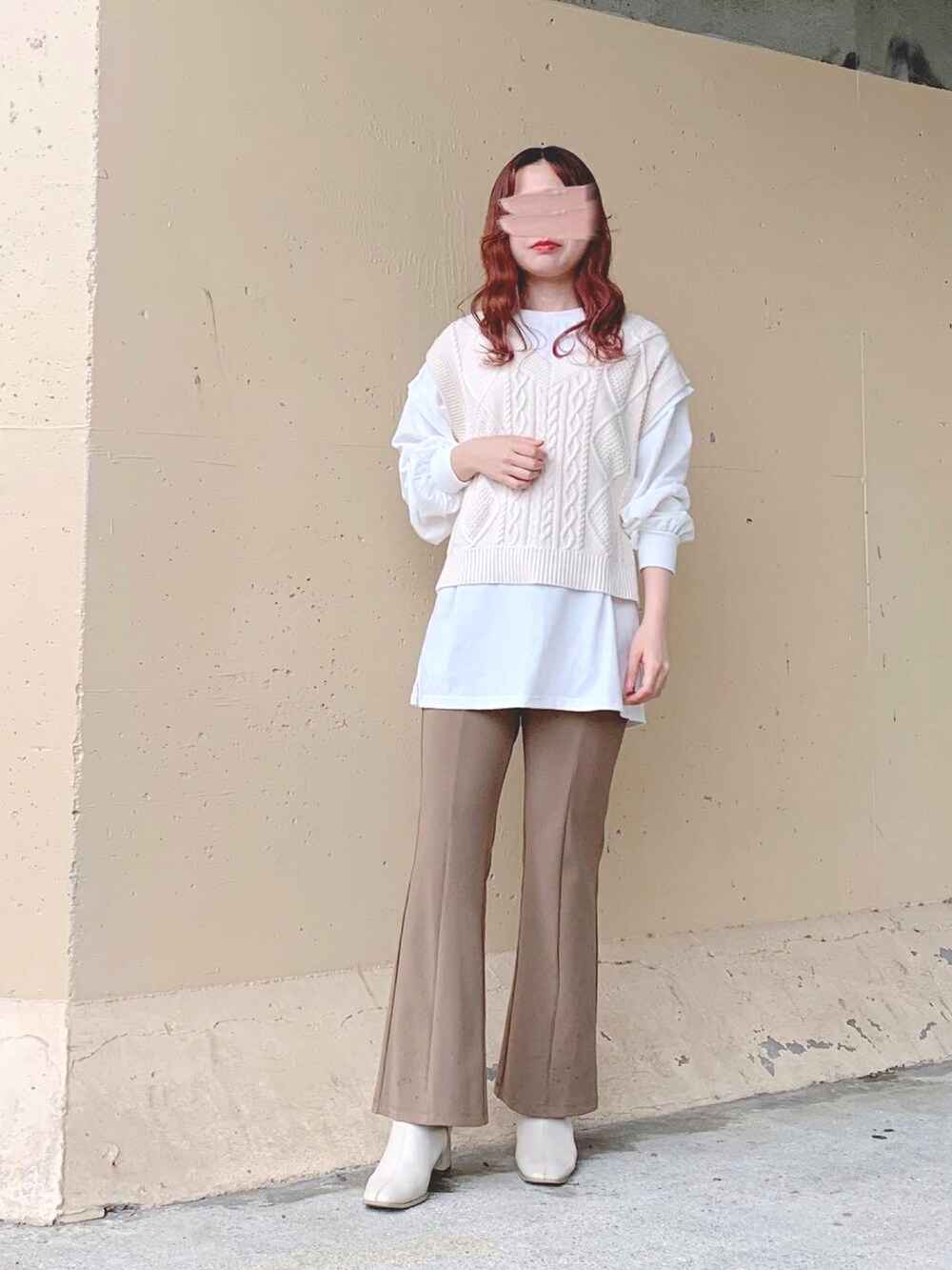 ホワイト系のTシャツ/カットソー、ホワイト系のベスト、ベージュ系のその他パンツを着用したレディースの春コーディネートの3枚目の写真