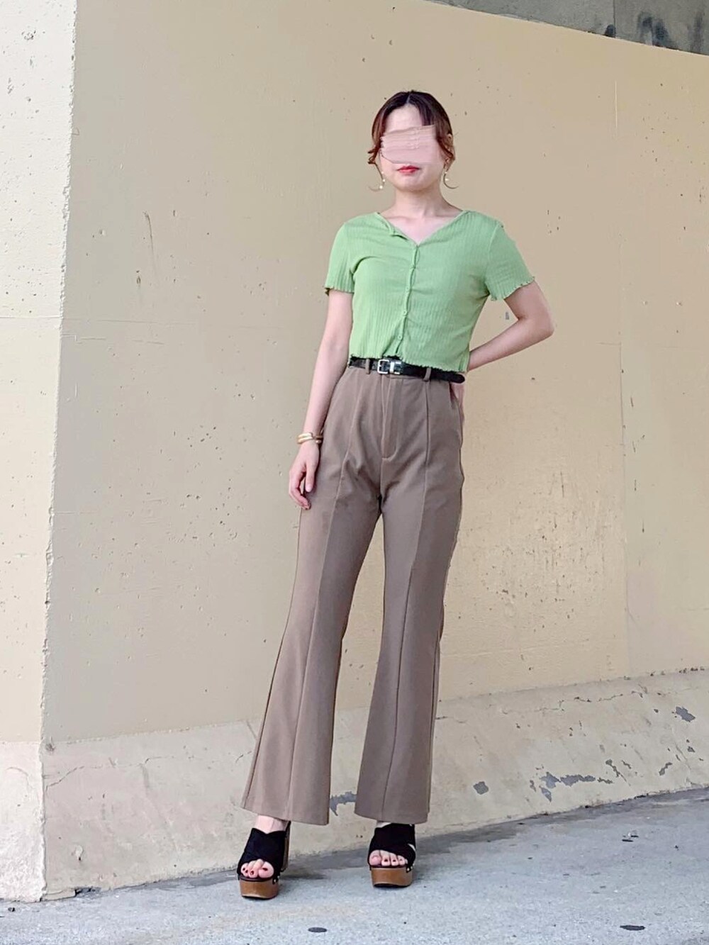 グリーン系のトップス、ベージュ系のその他パンツ、ブラック系のパンツを着用したレディースの夏コーディネートの2枚目の写真